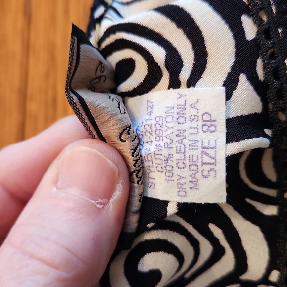 Intriguing threads , Black/ white design Skirt 8 Petite - Picture 7 of 7